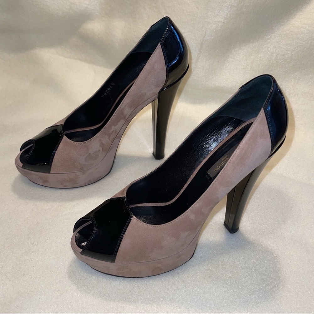 LOUIS VUITTON - Tan Suede/Blk Patent Leather Peeptoe Platform - EU 39 (box incl)